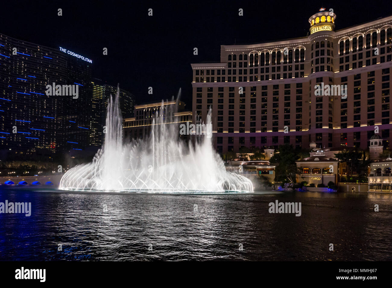 Die berühmten Brunnen der Bellagio-wassershow zu Musik und dramatisch beleuchtet bei Nacht Stockfoto