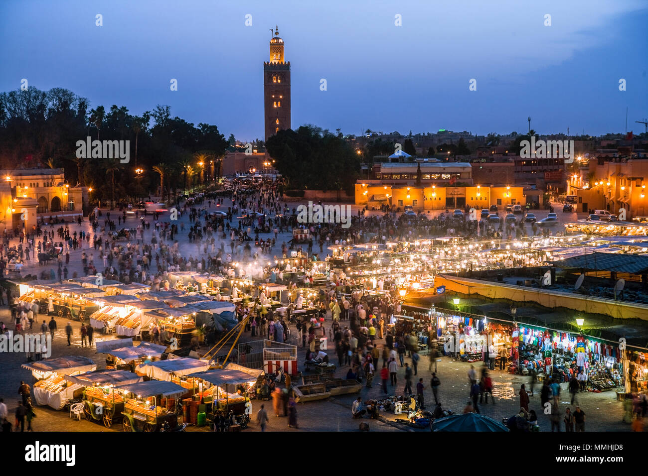 Marrakesch, Marokko; Blick auf die Djemaa el Fna bei Sonnenuntergang. Stockfoto