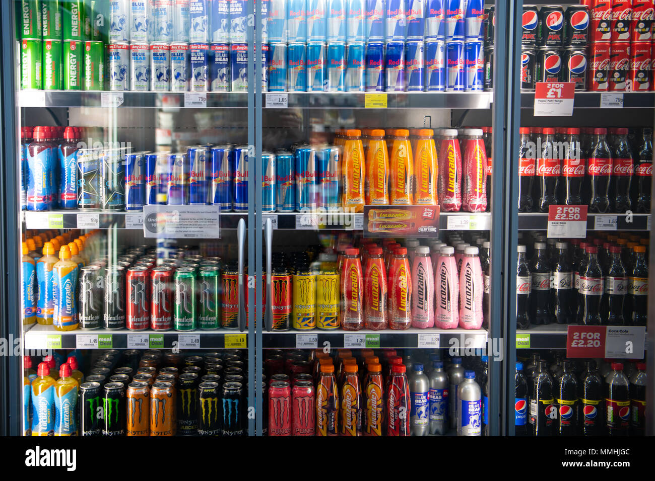 Kohlensäurehaltige Getränke zum Verkauf in einem Supermarkt kühlschrank Chiller. Stockfoto