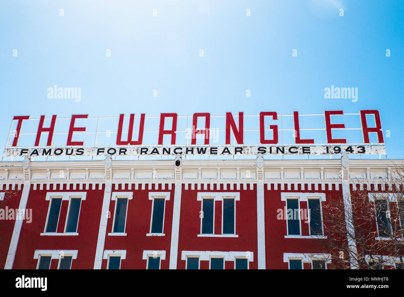 CHEYENNE, Wyoming - April 27, 2018: Blick von der Wrangler in der historischen Innenstadt von Cheyenne, Wyoming. Der Wrangler ranchwear Store hat im Geschäft sinc. Stockfoto