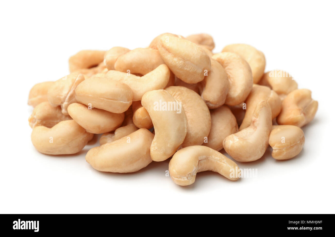Haufen von Cashew-nüssen auf Weiß isoliert Stockfoto