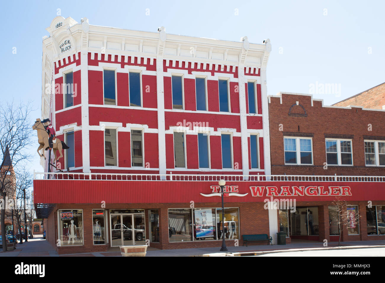 CHEYENNE, Wyoming - April 27, 2018: Blick von der Wrangler in der historischen Innenstadt von Cheyenne, Wyoming. Der Wrangler ranchwear Store hat im Geschäft sinc. Stockfoto