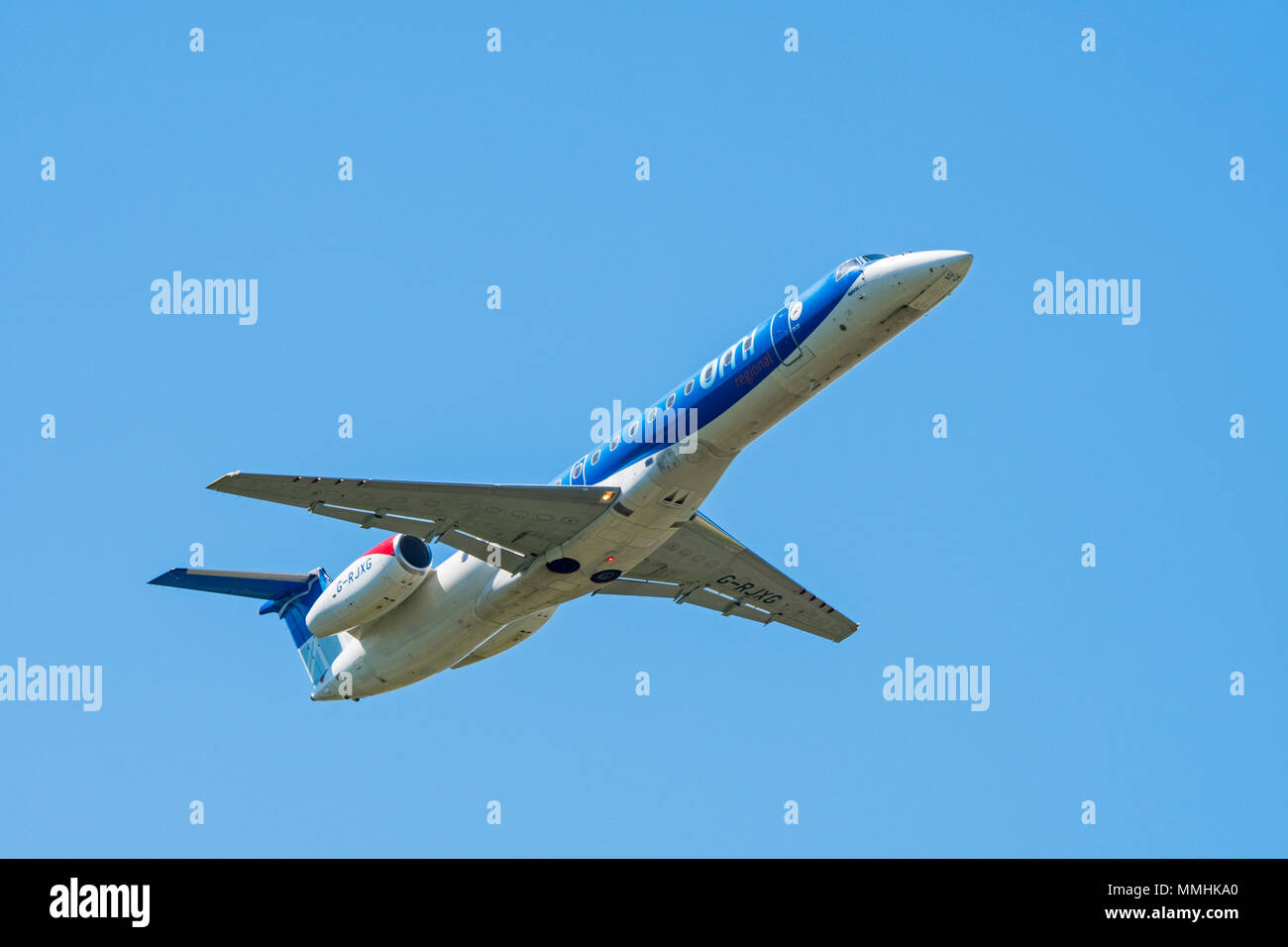 Embraer ERJ-145-EP, Twin-engine Regional Jet von British Midland Regional begrenzt/Flybmi, britische Fluggesellschaft im Flug gegen den blauen Himmel Stockfoto