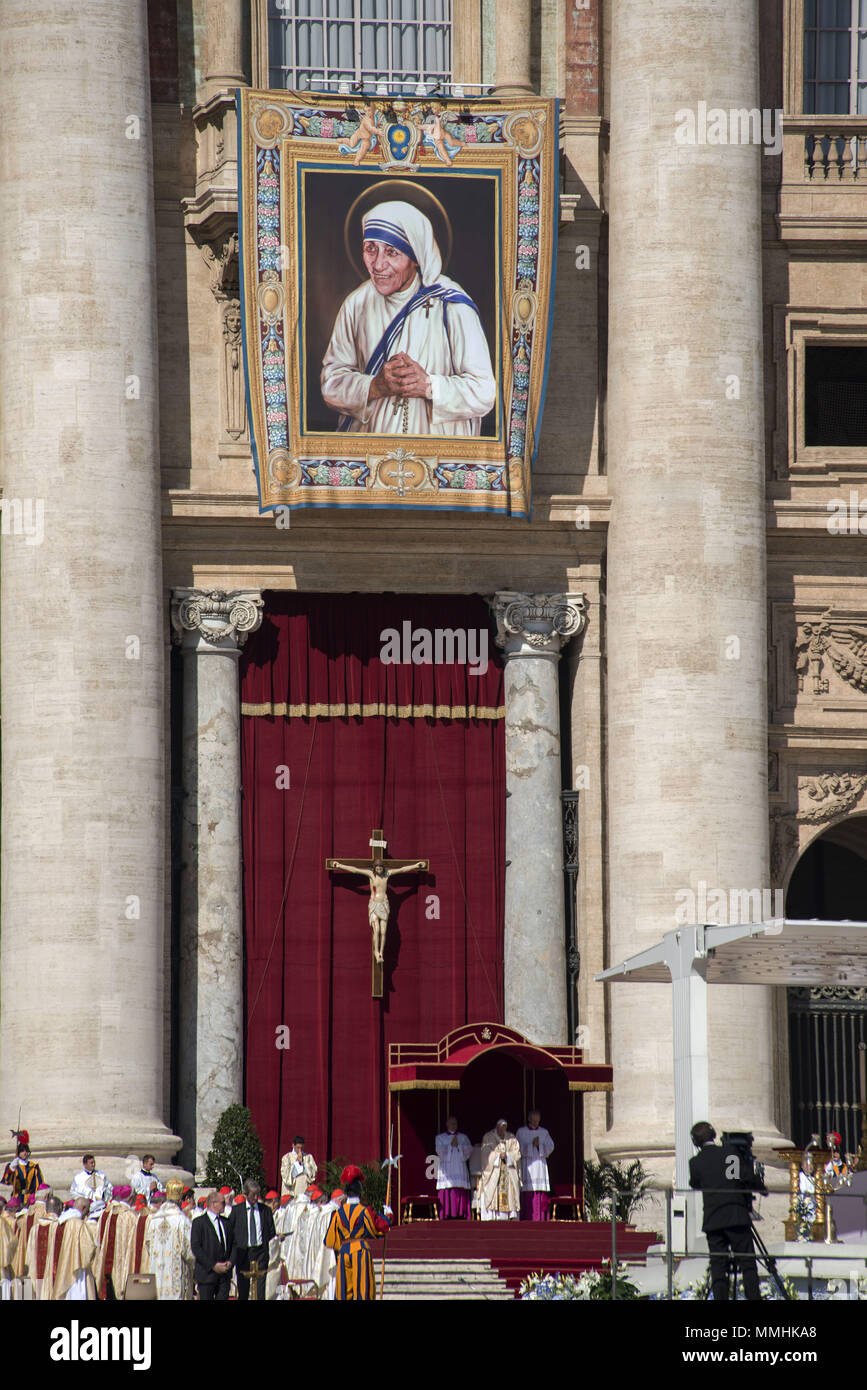 Papst Franziskus erklärt Mutter Teresa ein Heiliger und spricht mit einer Masse von Zehntausenden auf dem Petersplatz Stockfoto