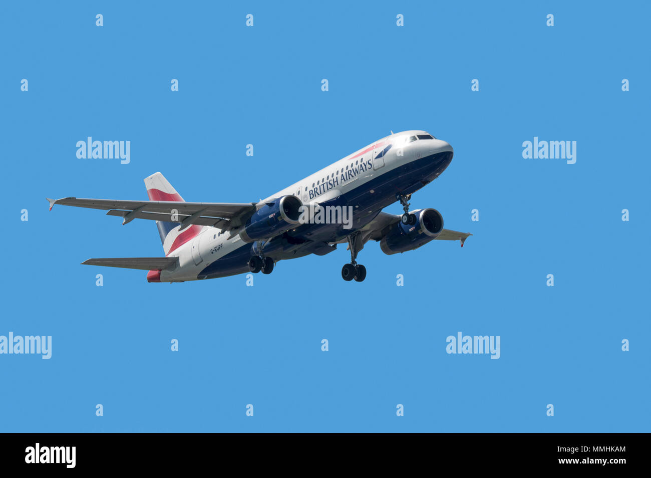 Airbus A 319-131, schmal - Körper, kommerziellen Passagier zweistrahlige Jet Airliner von British Airways im Flug gegen den blauen Himmel Stockfoto