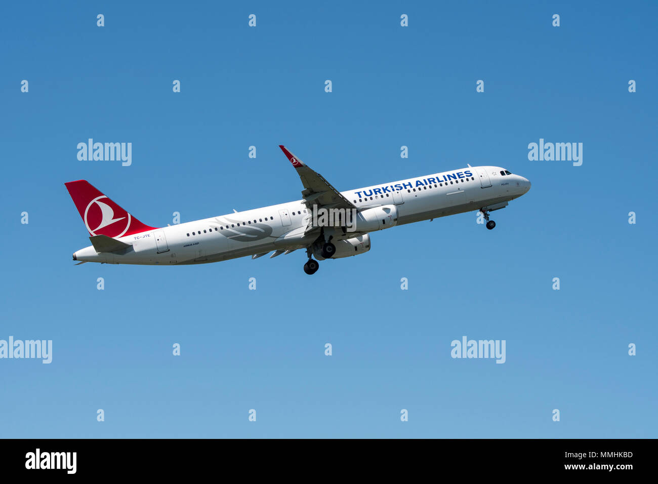 Airbus A 321-231, schmal - Körper, kommerziellen Passagier zweistrahlige Jet Airliner von Turkish Airlines im Flug gegen den blauen Himmel Stockfoto
