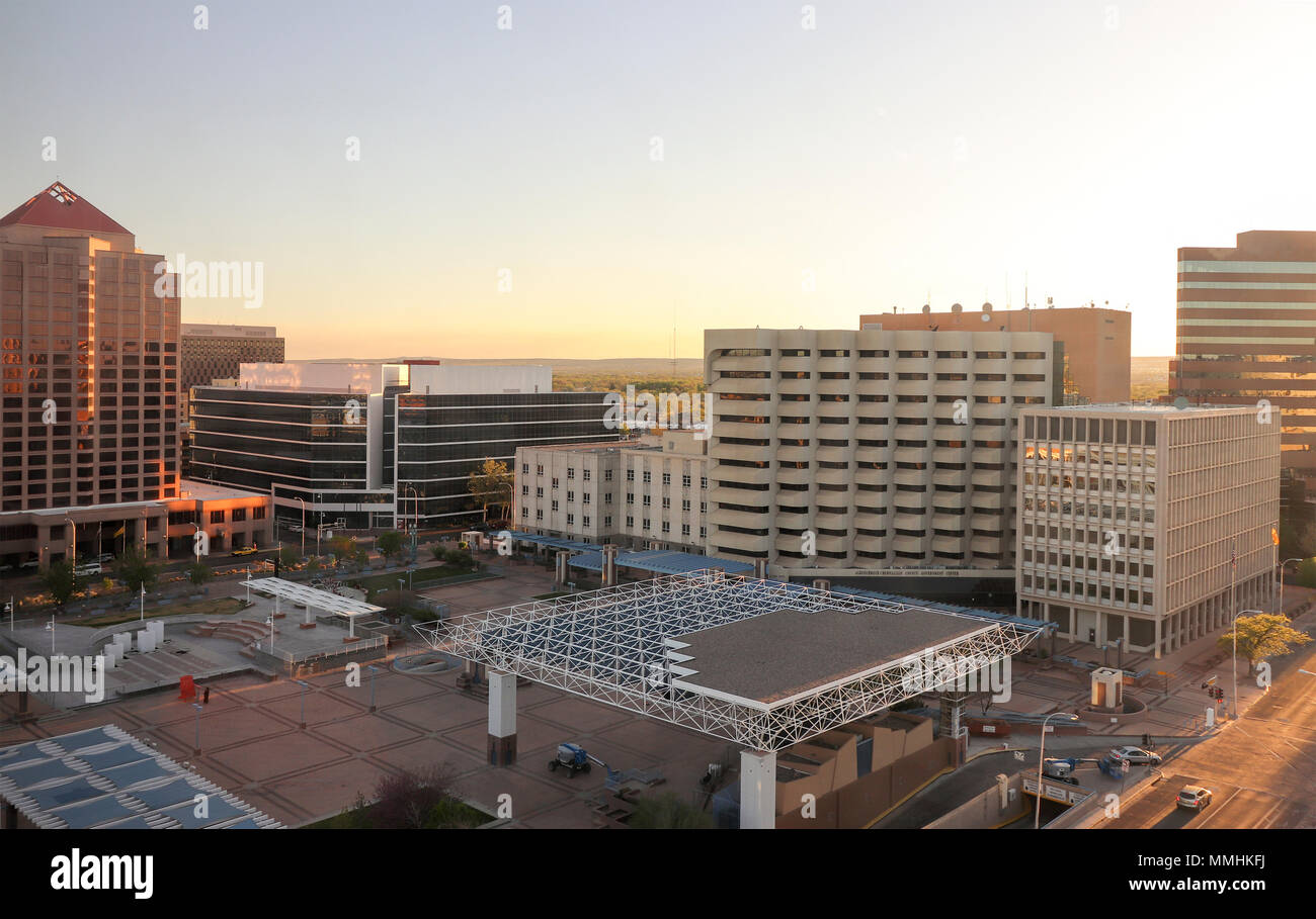 Am frühen Abend im Frühling, Downtown Albuquerque Civic Plaza und Regierungsgebäude, New Mexiko. Petroglyph NP Vulkane in der Ferne sichtbar. Stockfoto