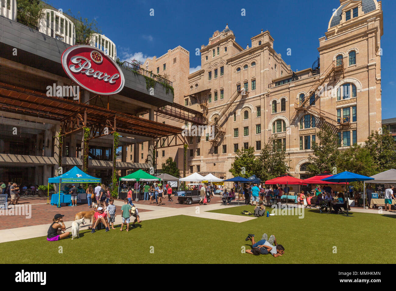 San Antonio Texas 7 Oktober 2017 Menschen Zu Fuss Und Einkaufen Bei Der Bauernmarkt Im Pearl Brauerei Stockfotografie Alamy