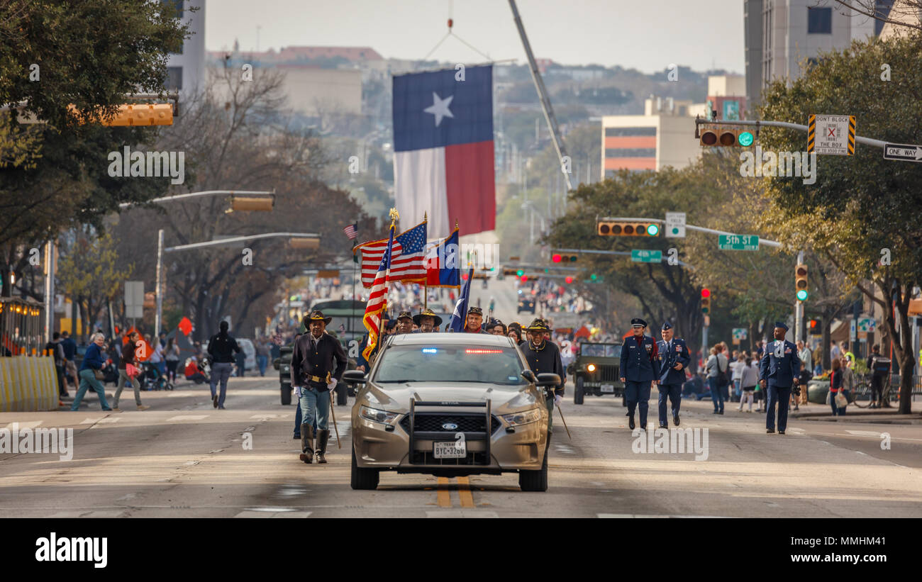 März 3, 2018 - AUSTIN Texas - riesige Texas Flagge über Congress Avenue für die jährliche Texas Independence Day Parade auf dem Texas Capitol. Eine offizielle staatliche Feiertag, der Tag feiert Texas Erklärung der Unabhängigkeit von Mexiko am 2. März 1836 Stockfoto