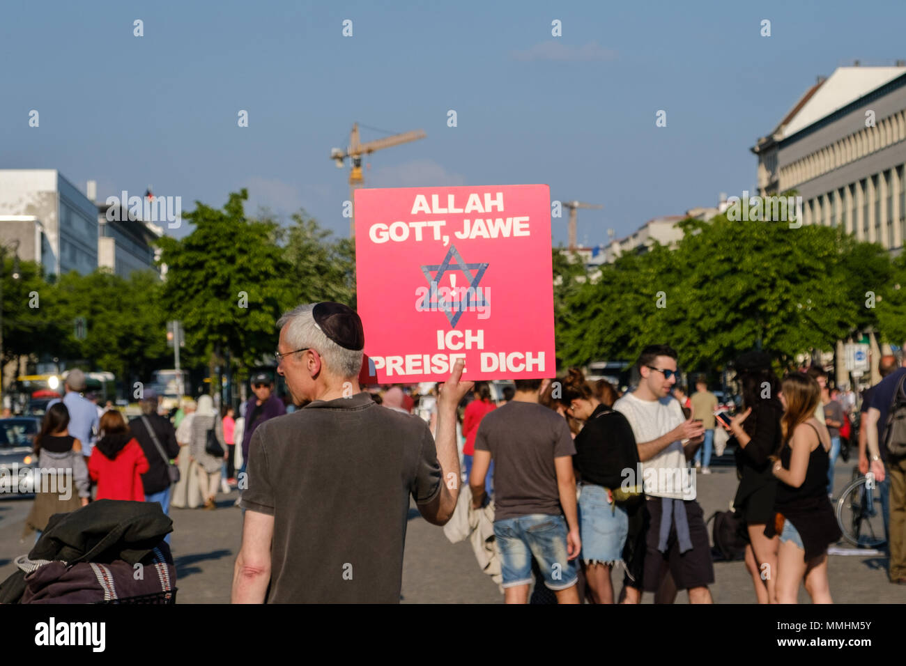 Berlin, Deutschland - Mai, 2018: Mann hält sich für religiöse Toleranz, die Gott lobten, Allah und Jawe (Jahwe), Berlin, Deutschland Stockfoto