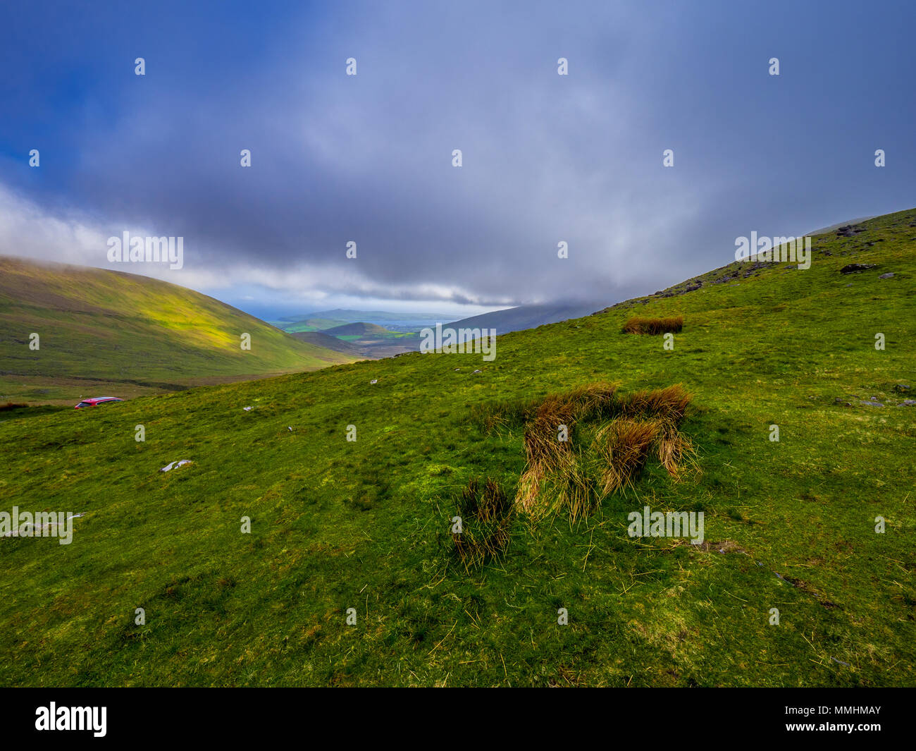 Das grüne Gras Hügel von Irland - schöne Landschaft Stockfoto