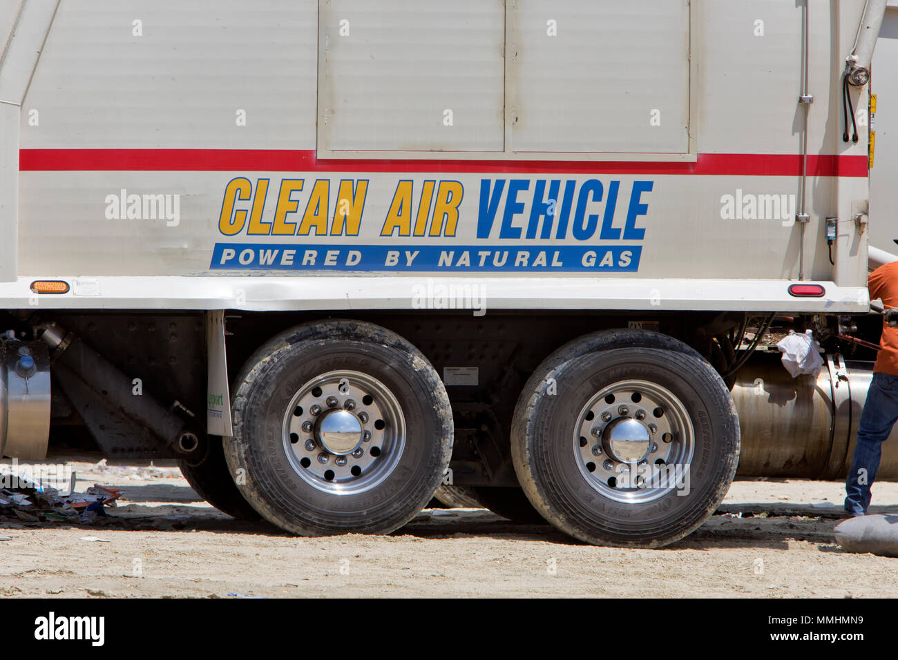 „Clean Air Vehicle“ - „Powered by Natural Gas“, LKW, der Müll auf die lokale Mülldeponie transportiert. Stockfoto