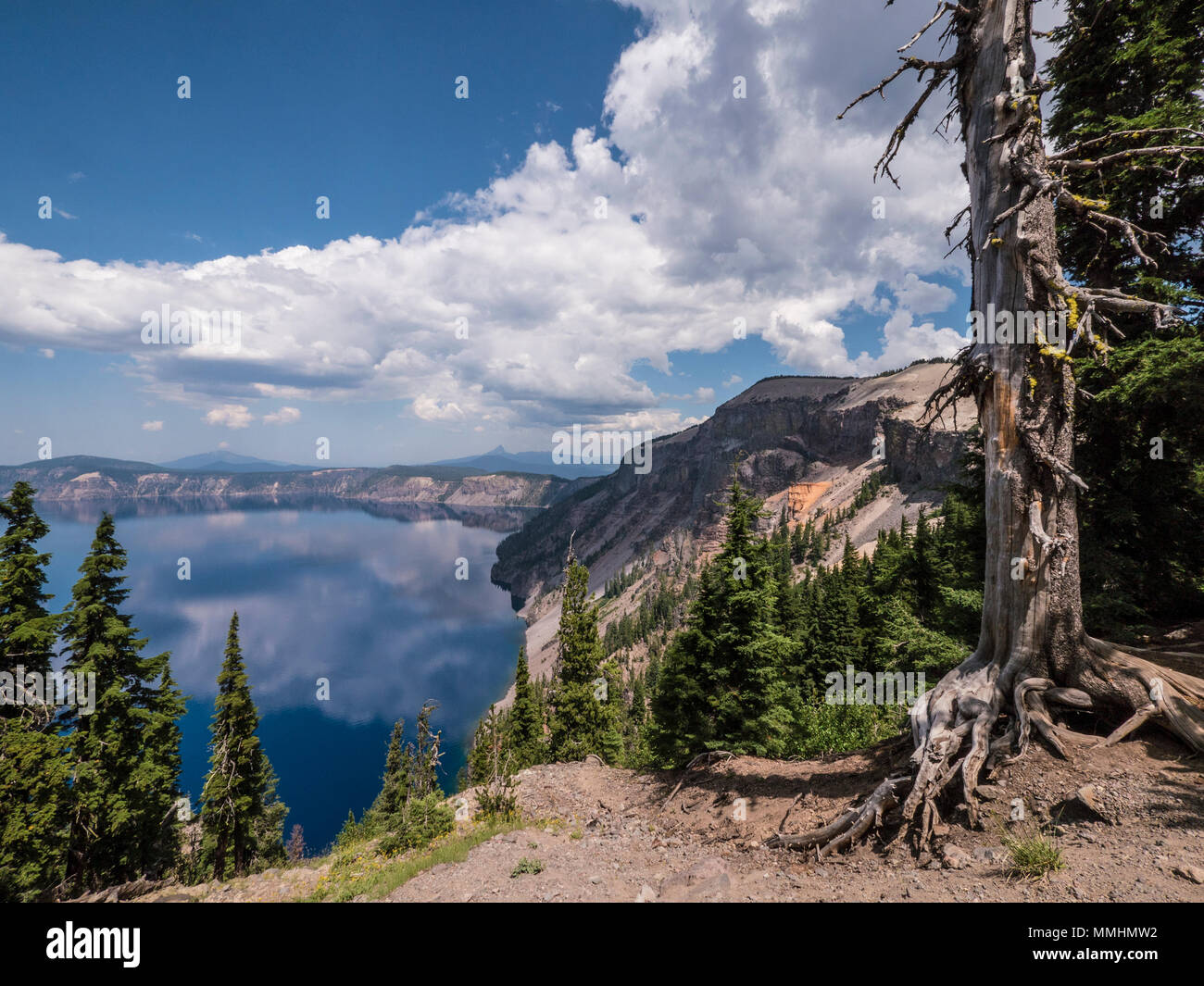 Klippe mit Blick auf den Kratersee Stockfoto