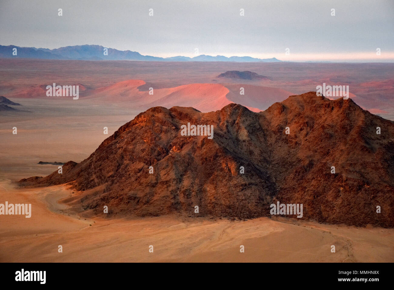 Berge und roten Sanddünen der Namib Wüste im Morgengrauen, Namib-Naukluft-Nationalpark, Sossusvlei, Sesriem, Namibia Stockfoto