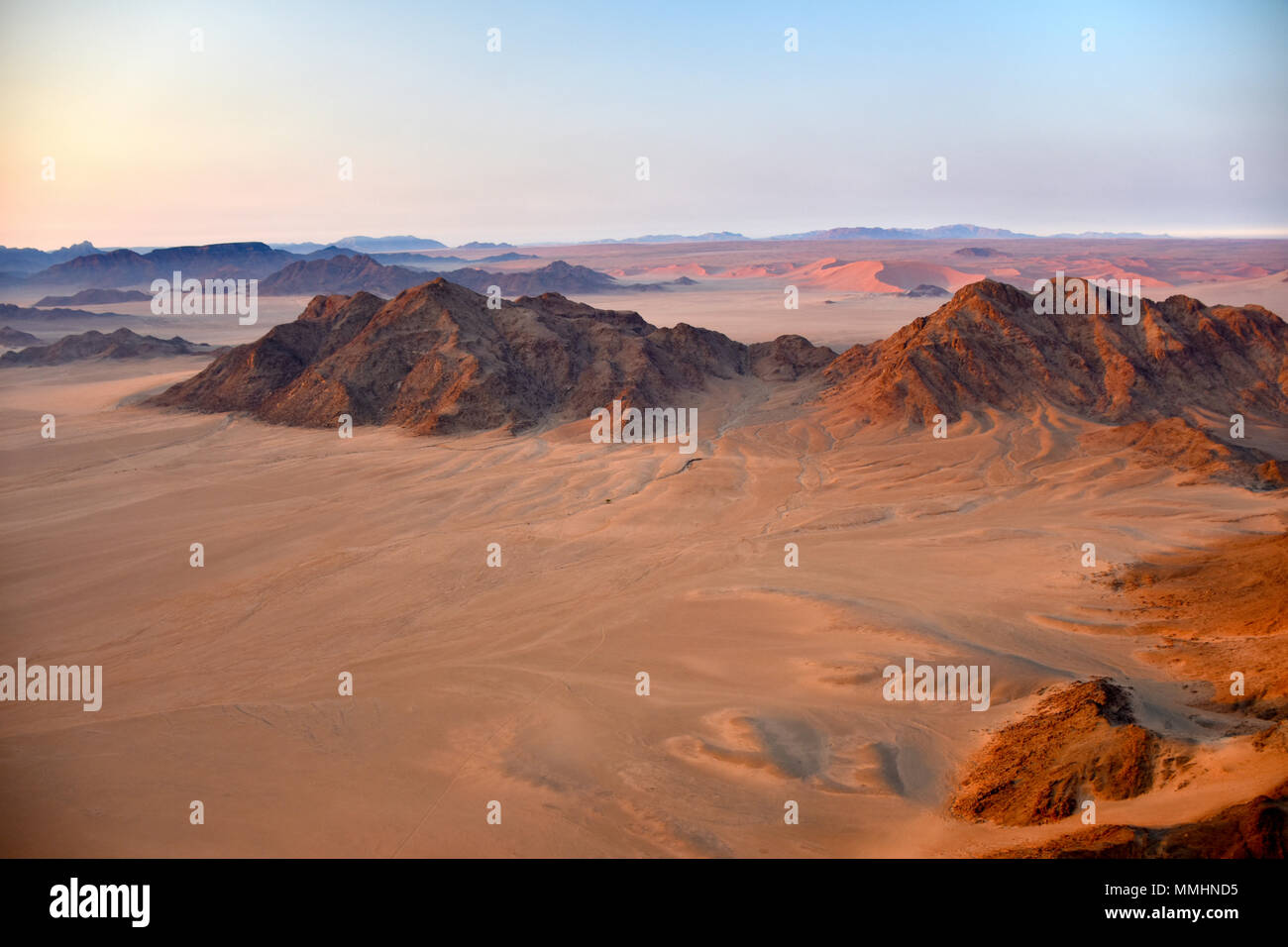 Berge und den roten Sanddünen der Namib Wüste im Morgengrauen, Namib-Naukluft-Nationalpark, Sossusvlei, Sesriem, Namibia Stockfoto