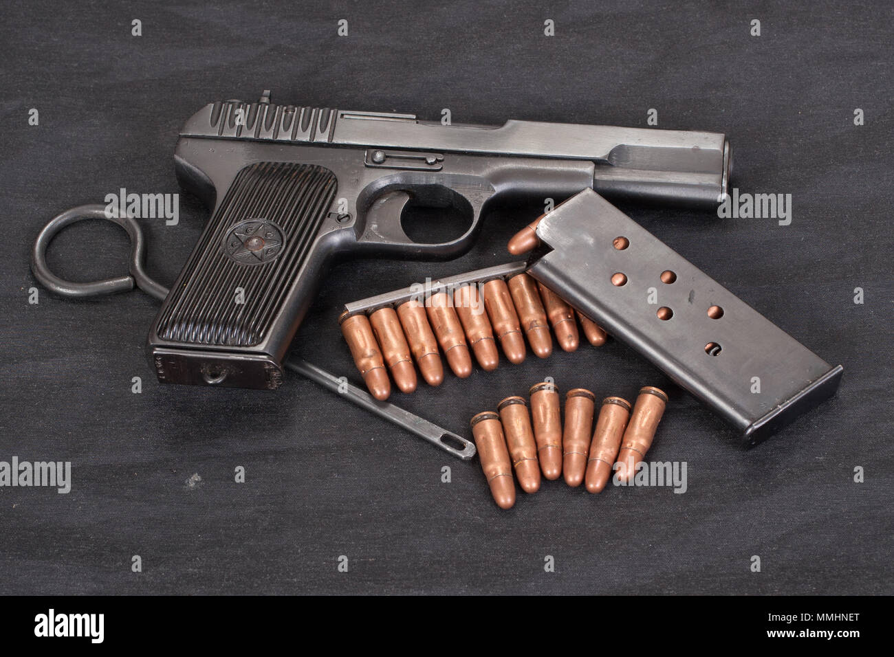 Pistole auf schwarzem Hintergrund Stockfoto