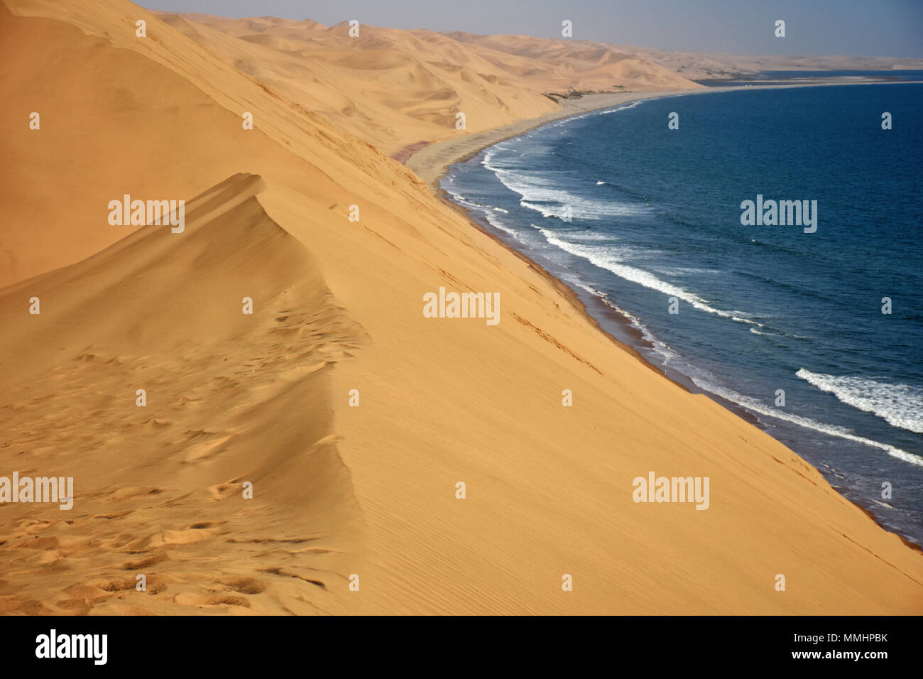 Sanddünen nähert sich dem Atlantischen Ozean in der Nähe von Sandwich Harbour, Namib-Naukluft-Nationalpark, Walvis Bay, Namibia Stockfoto