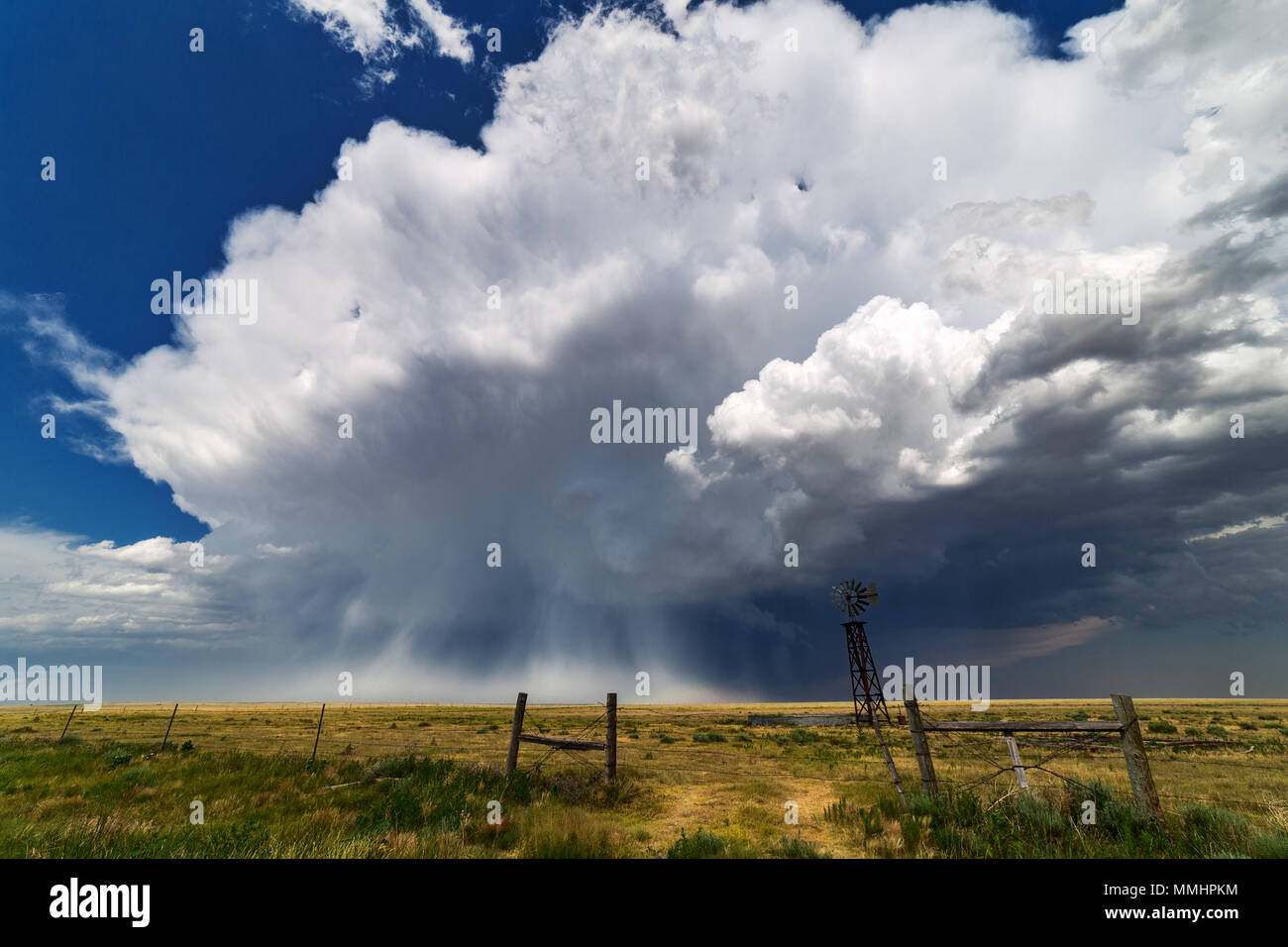 Hagelsturm und Cumulonimbuswolke über den Ebenen im Osten Colorados Stockfoto