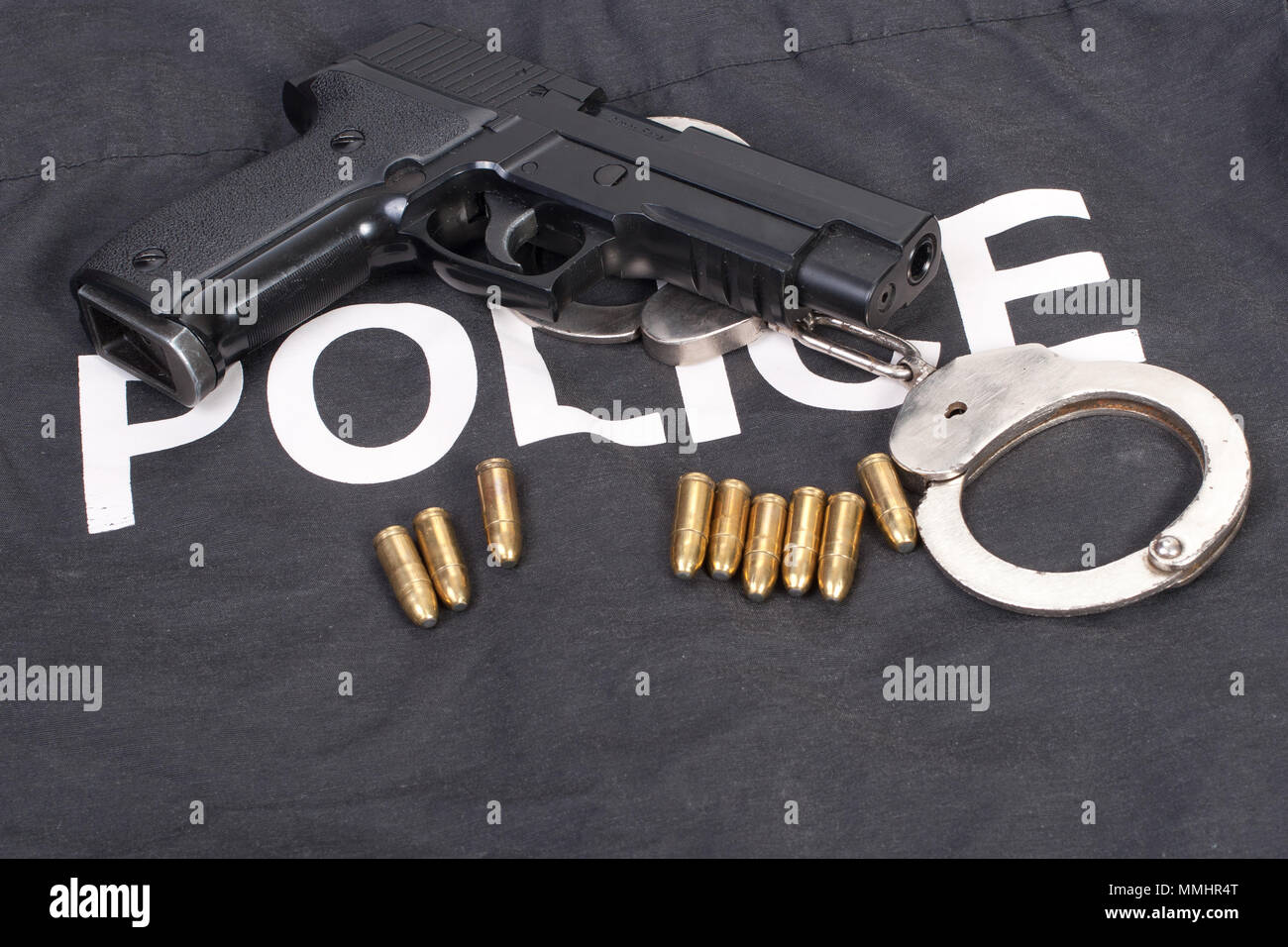 Pistole und Handschellen mit policae einheitliche Stockfoto