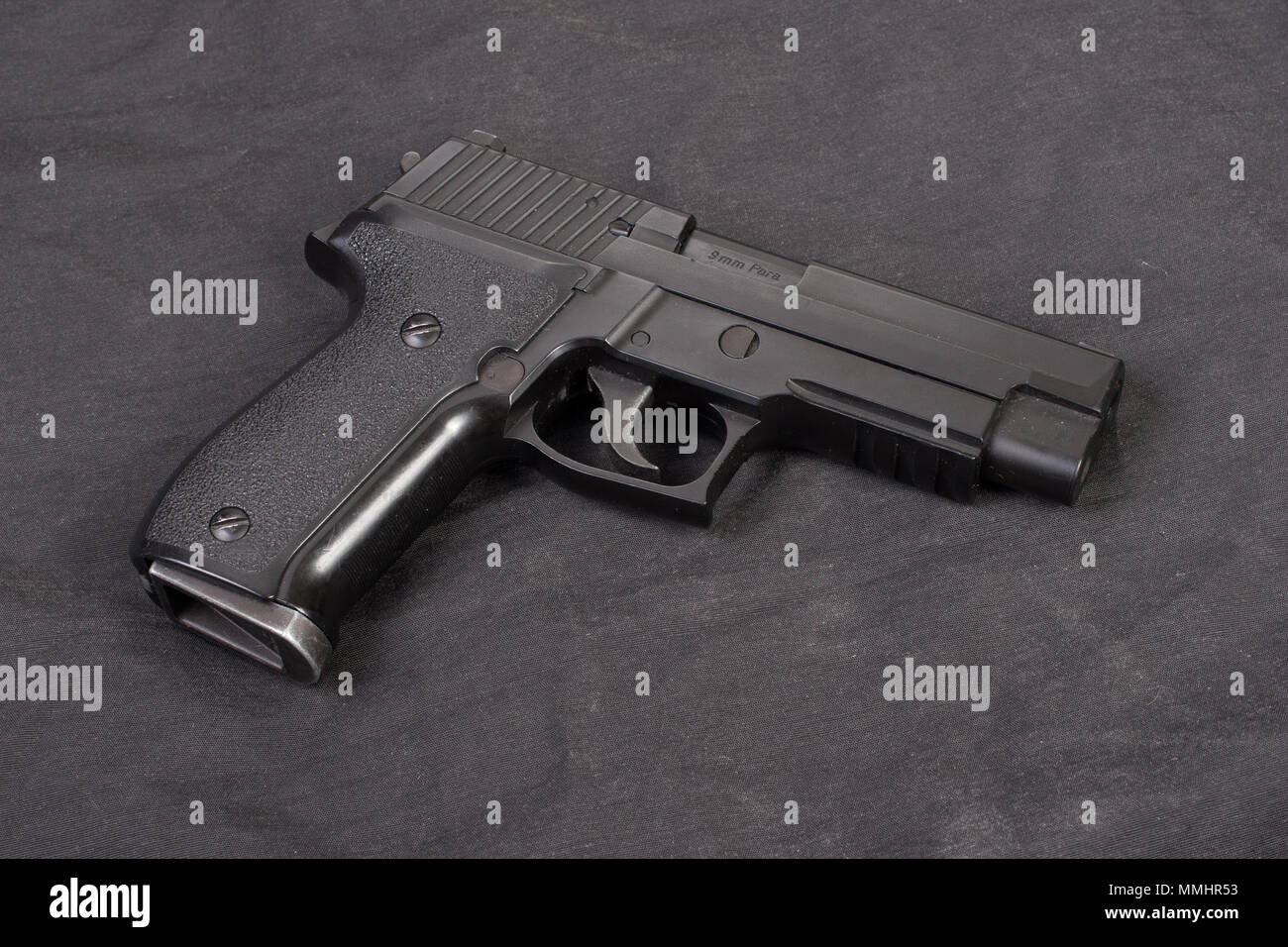 Sig sauer Hand gun auf Schwarz Stockfoto