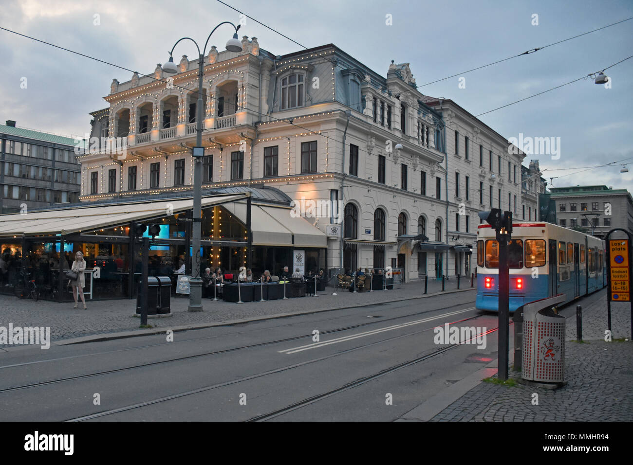 Öffentliche Straßenbahn überquert Straße in der Innenstadt von Göteborg, Schweden Stockfoto