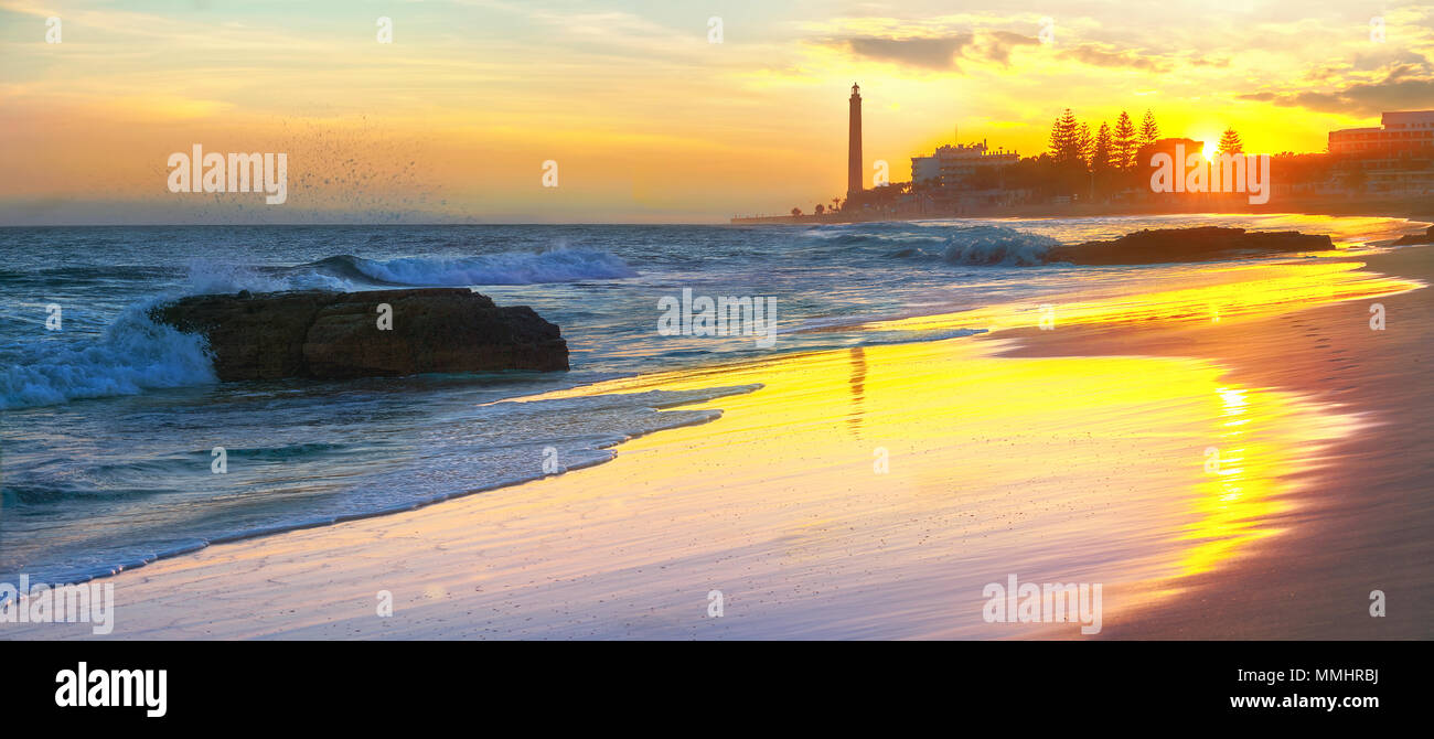 Der Strand von Maspalomas und dem Leuchtturm bei Sonnenuntergang.  Gran Canaria, Spanien Stockfoto