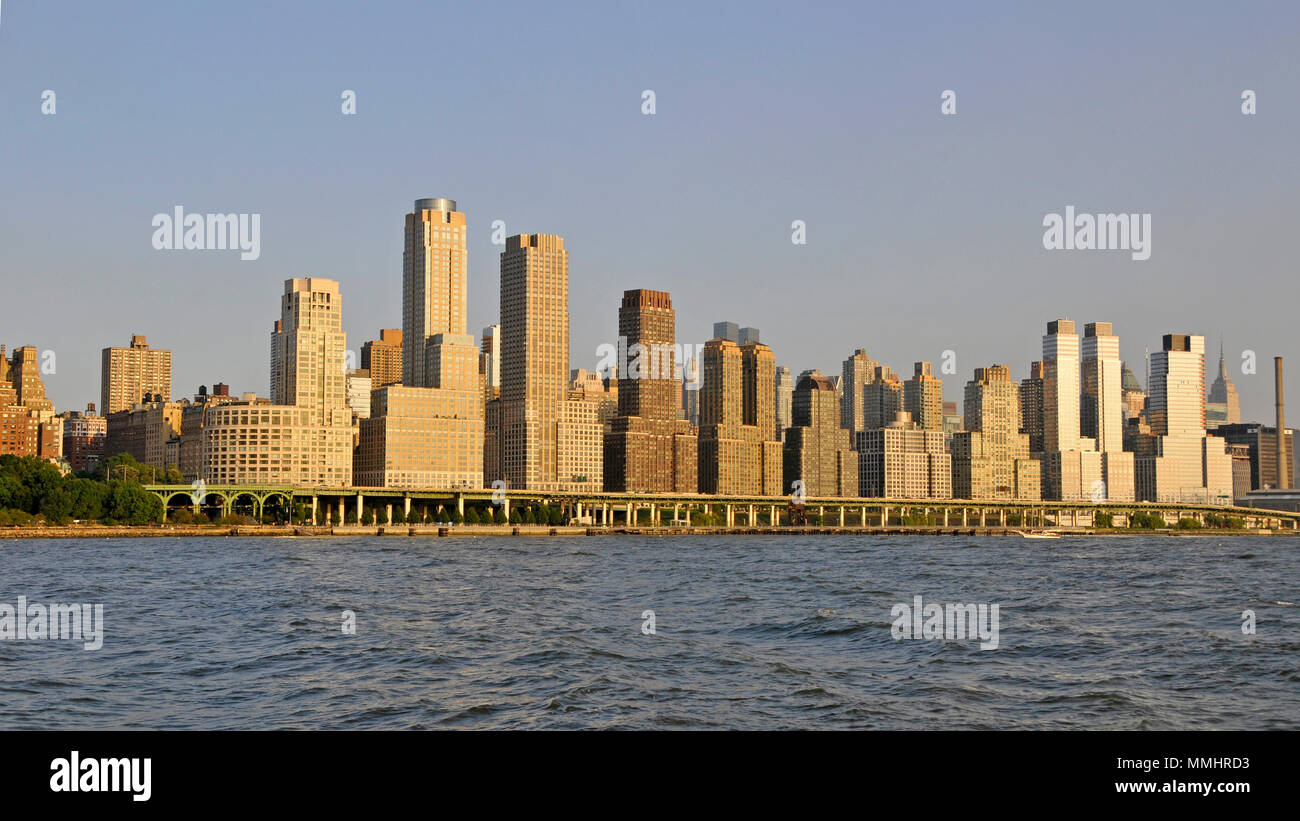 Skyline von Upper Manhattan gesehen vom Hudson River bei Sonnenuntergang, New York City, New York, USA Stockfoto