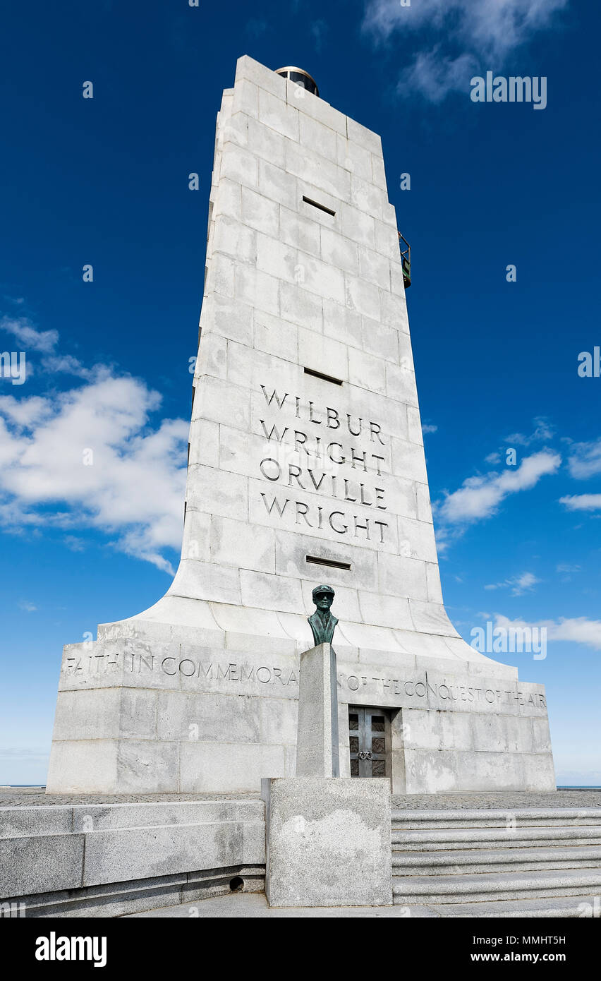 Denkmal zu historischen Erstflug und die Büste von Orville Wright, Wright Brothers National Memorial, Kill Devil Hills, Outer Banks, North Carolina, USA. Stockfoto