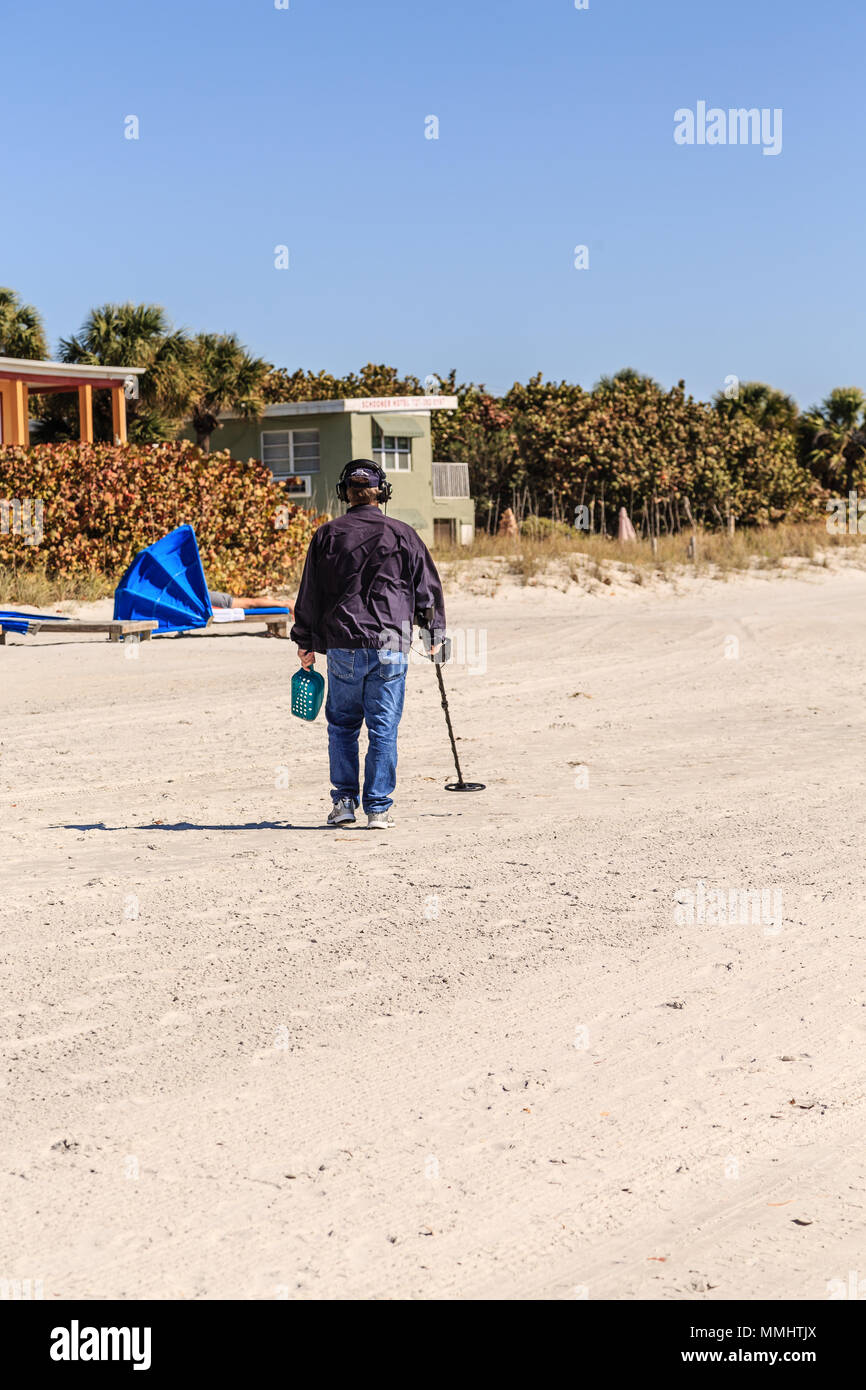 Der Mensch auf der Suche nach Schatzsuche mit Metalldetektor am Strand Stockfoto