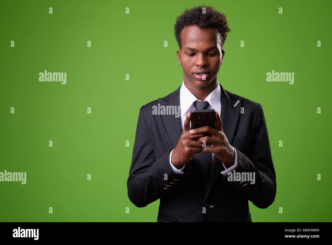 Junge afrikanische Unternehmer gegen grüner Hintergrund Stockfoto