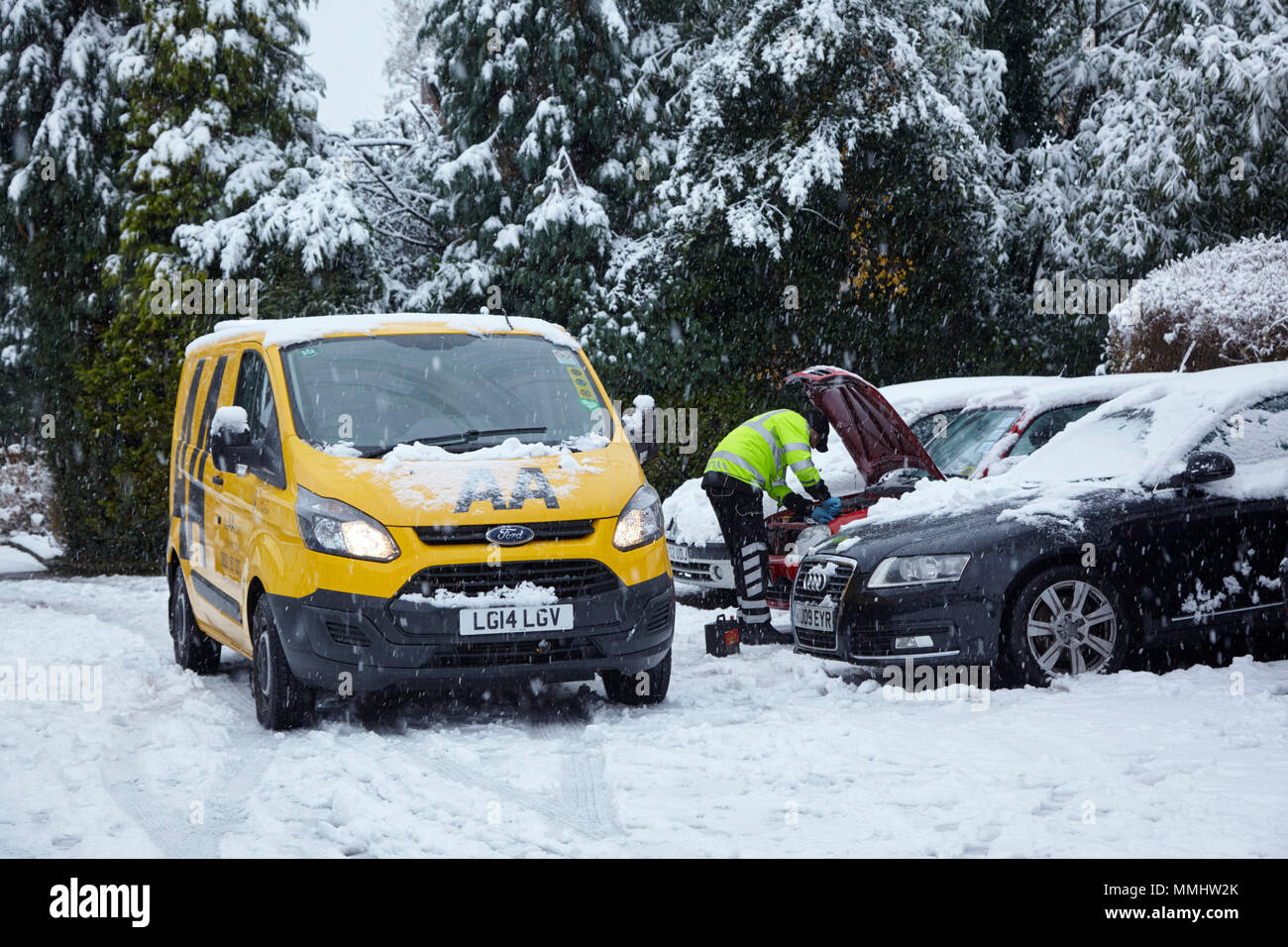 AA-Pannenhilfe im Winter, London, Großbritannien. Stockfoto