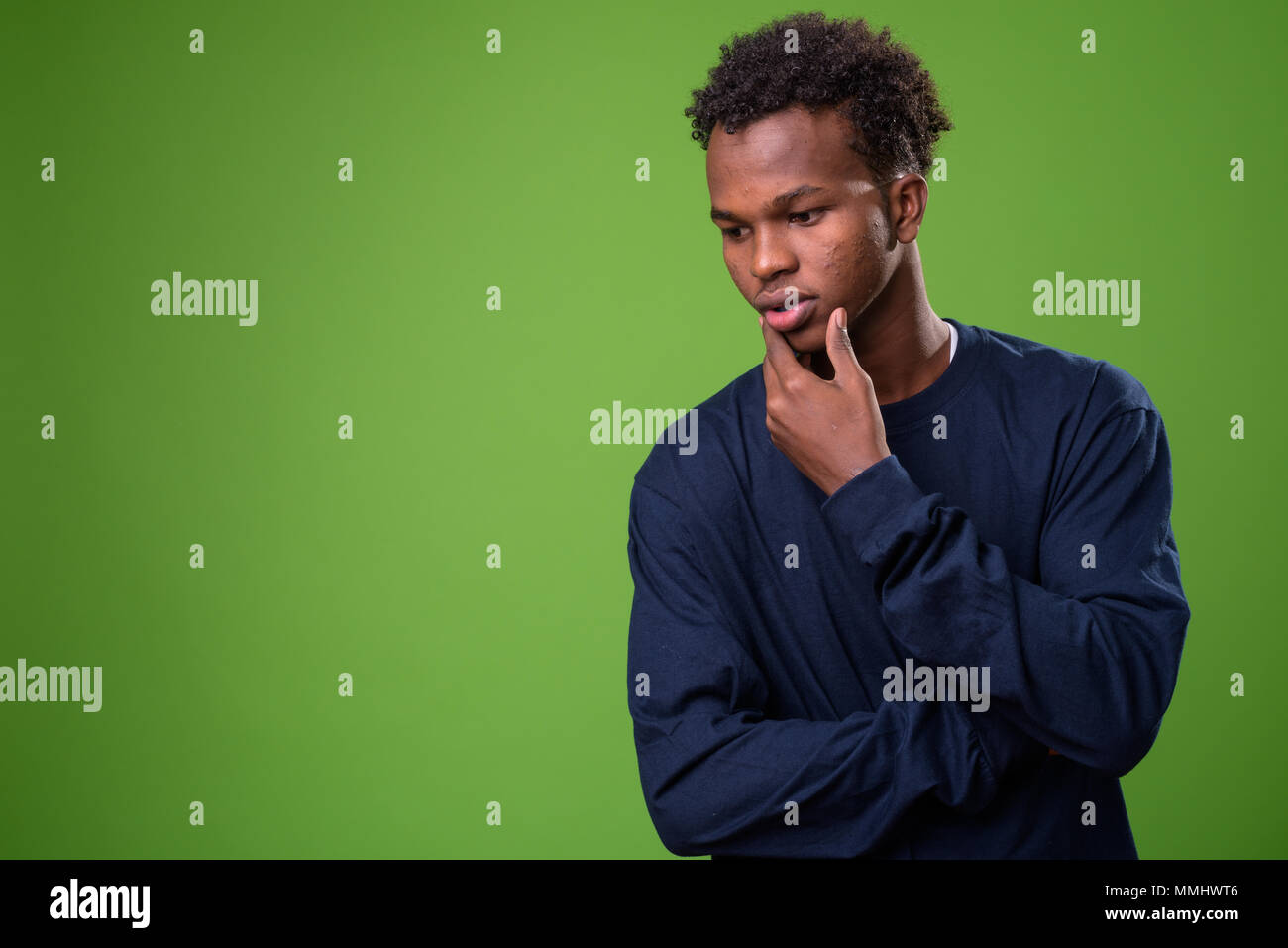 Junge afrikanische Menschen gegen den grünen Hintergrund Stockfoto