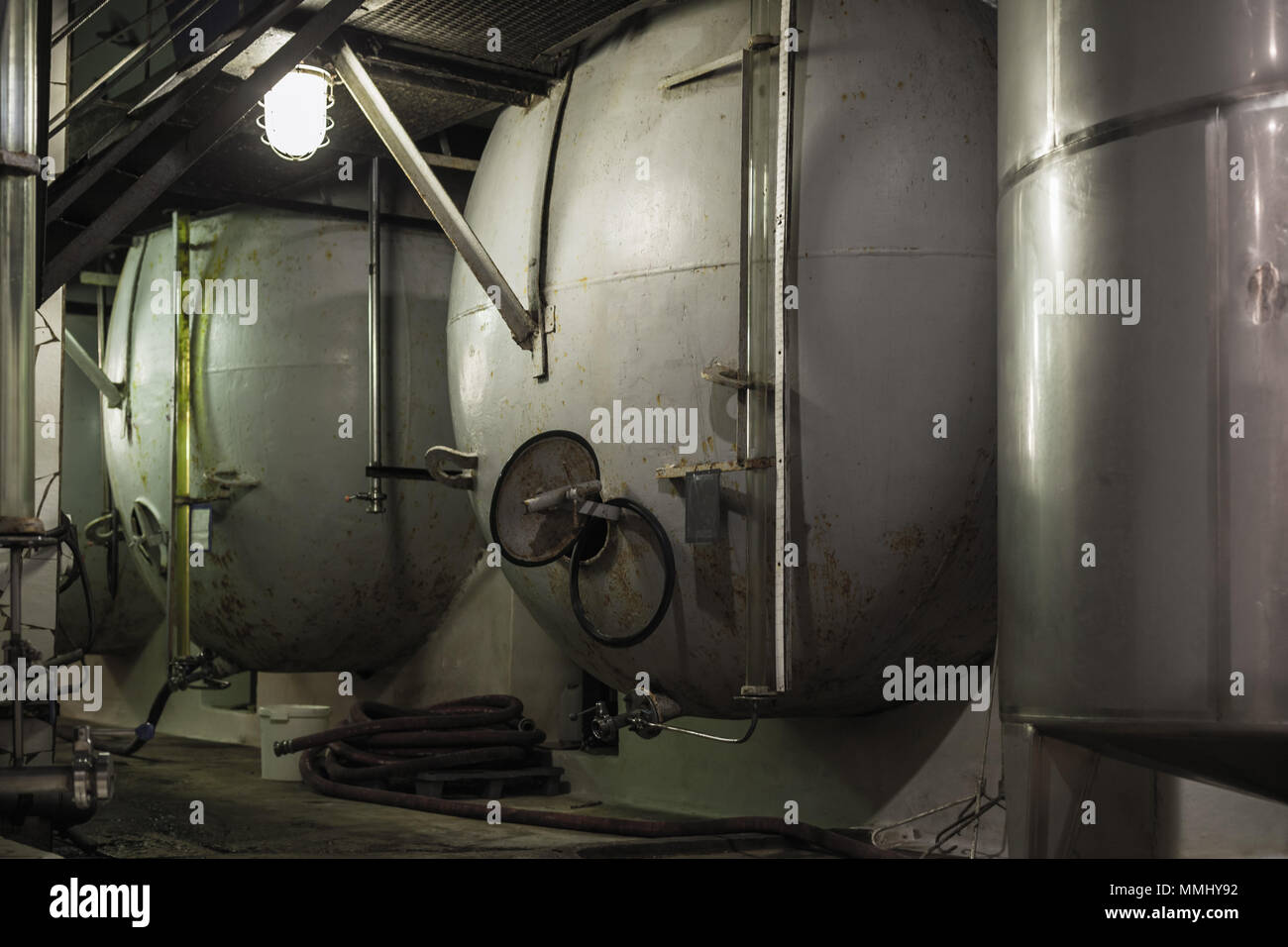 Stahltanks in einer Reihe, Wein Betriebseinrichtungen Stockfoto