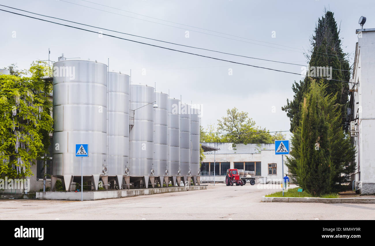 Glänzend Stahltanks in einer Reihe entlang leere Straße stand, moderne Wein Betriebseinrichtungen Stockfoto