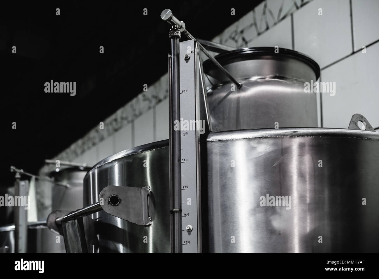 Fässer aus Stahl in einer Reihe, Wein Betriebseinrichtungen Stockfoto