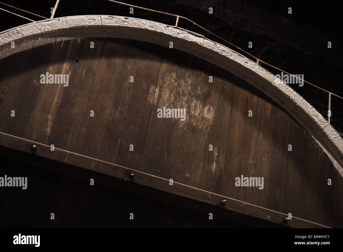 Vintage Holzfass in dunklen Weingut, bis schließen Foto mit selektiven Fokus Stockfoto