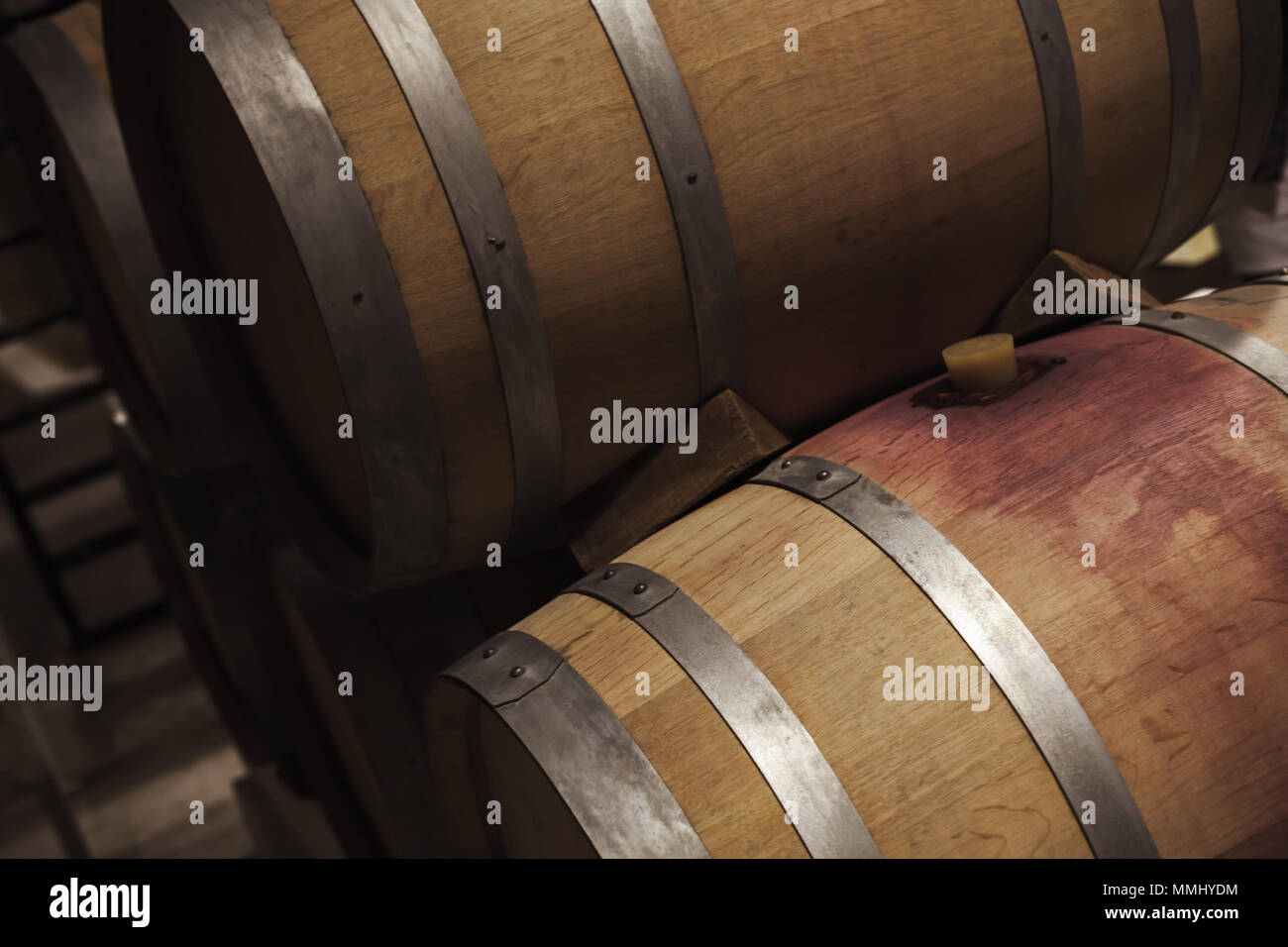 Holzfässer mit Rotwein in dunklen Weingut, bis schließen Foto mit selektiven Fokus Stockfoto