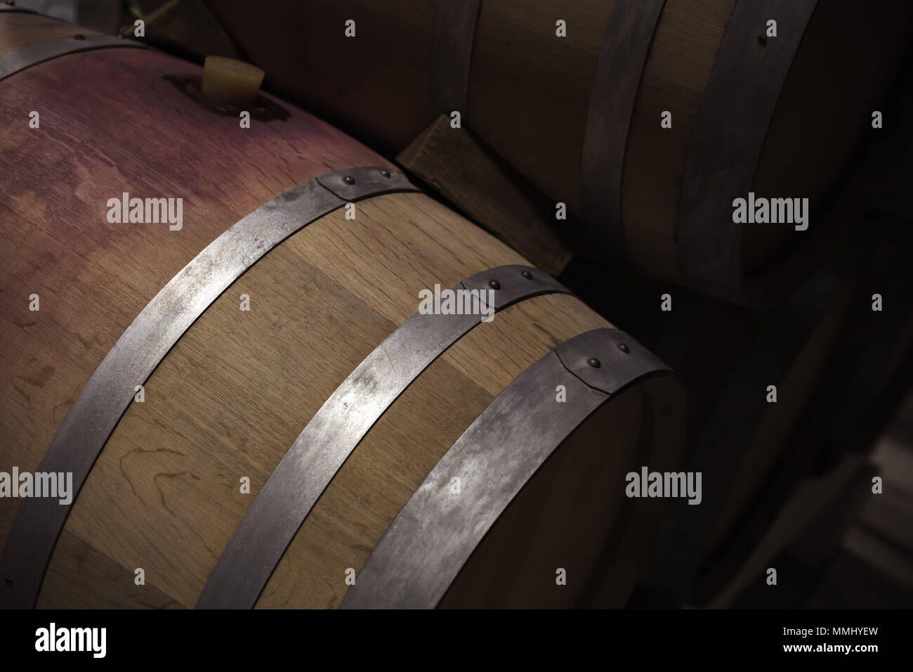 Holzfass mit Rotwein in dunklen Weingut, bis schließen Foto mit selektiven Fokus Stockfoto