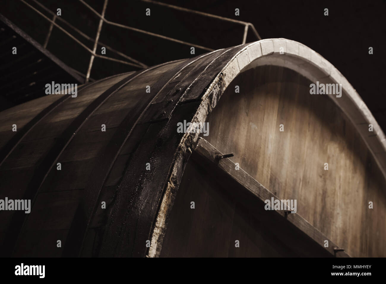 Alten Holzfass in dunklen Weingut, bis schließen Foto mit selektiven Fokus Stockfoto