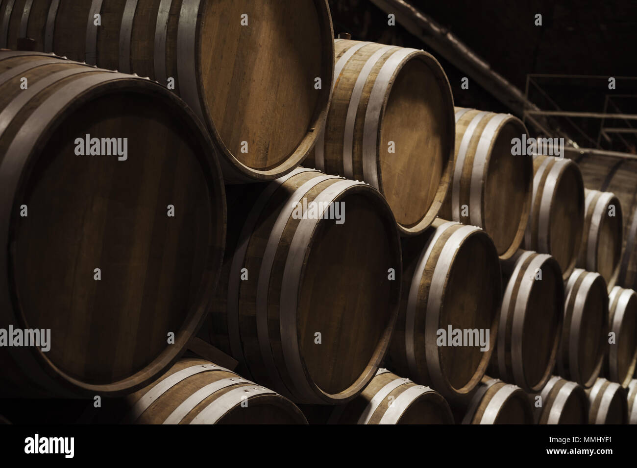 Holzfässer in dunklen Wein Halle, schließen Foto mit selektiven Fokus Stockfoto