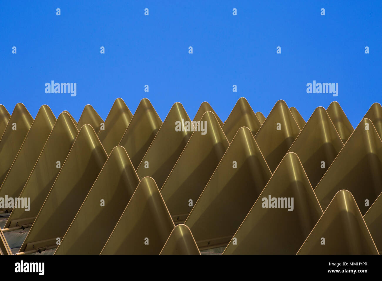 Nahaufnahme der Sonne - Schatten Dach der Esplanade in Singapur Stockfoto
