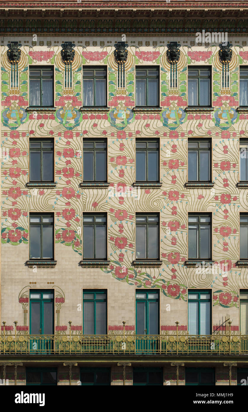 Eingangstüre (Majolika Haus) durch österreichische modernistischen Architekten Otto Wagner entworfen und 1898 in Linke Wienzeile 40 in Wien, Österreich. Majolika Blumenschmuck wurde vom österreichischen Architekten Alois Ludwig konzipiert. Stockfoto