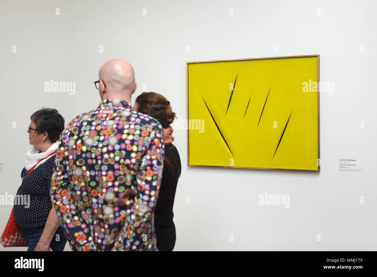 Besucher vor dem Gemälde "Concetto spaziale, Attese" (1959) der Italienische Maler Lucio Fontana angezeigt in der Ausstellung 'WOW! Das Heidi Horten Collection" im Leopold Museum in Wien, Österreich. Die Ausstellung der Meisterwerke aus einer der eindrucksvollsten Europäischen Privatsammlungen läuft bis 29. Juli 2018. Stockfoto