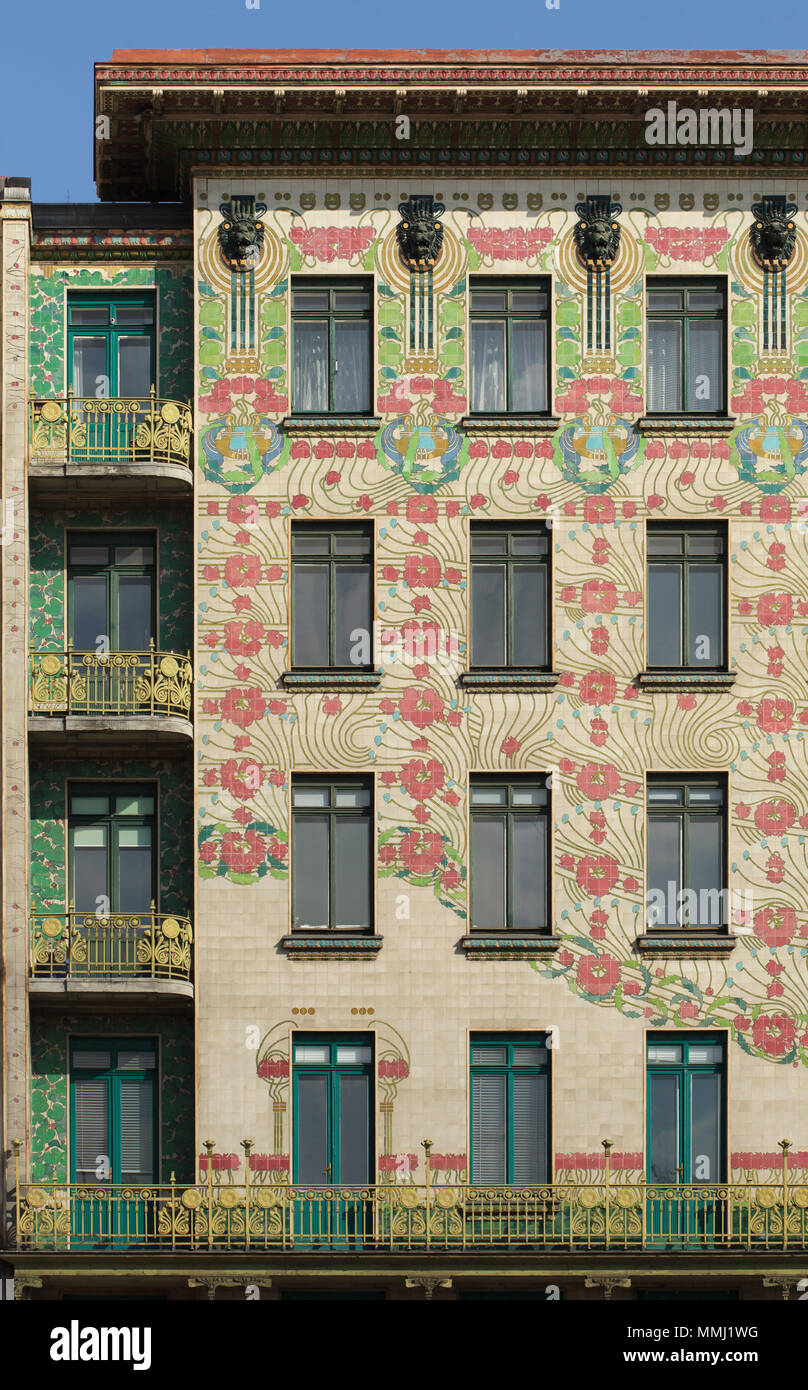 Eingangstüre (Majolika Haus) durch österreichische modernistischen Architekten Otto Wagner entworfen und 1898 in Linke Wienzeile 40 in Wien, Österreich. Majolika Blumenschmuck wurde vom österreichischen Architekten Alois Ludwig konzipiert. Stockfoto