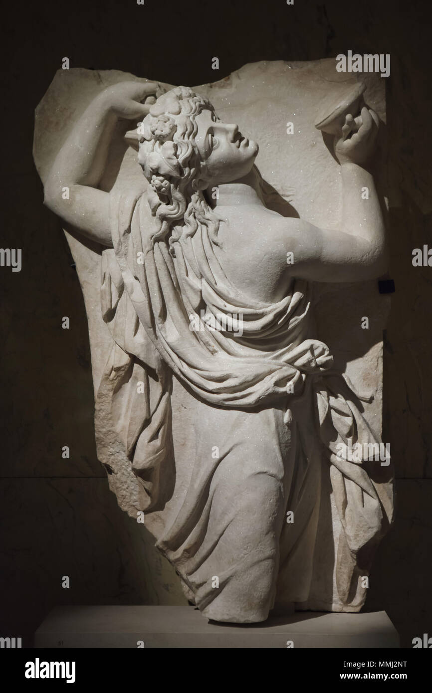 Tanzen Maenad. Römische Marmorrelief aus der zweiten Hälfte des 2. nachchristlichen Jahrhundert auf Anzeige im Kunsthistorischen Museum, Wien, Österreich. Stockfoto