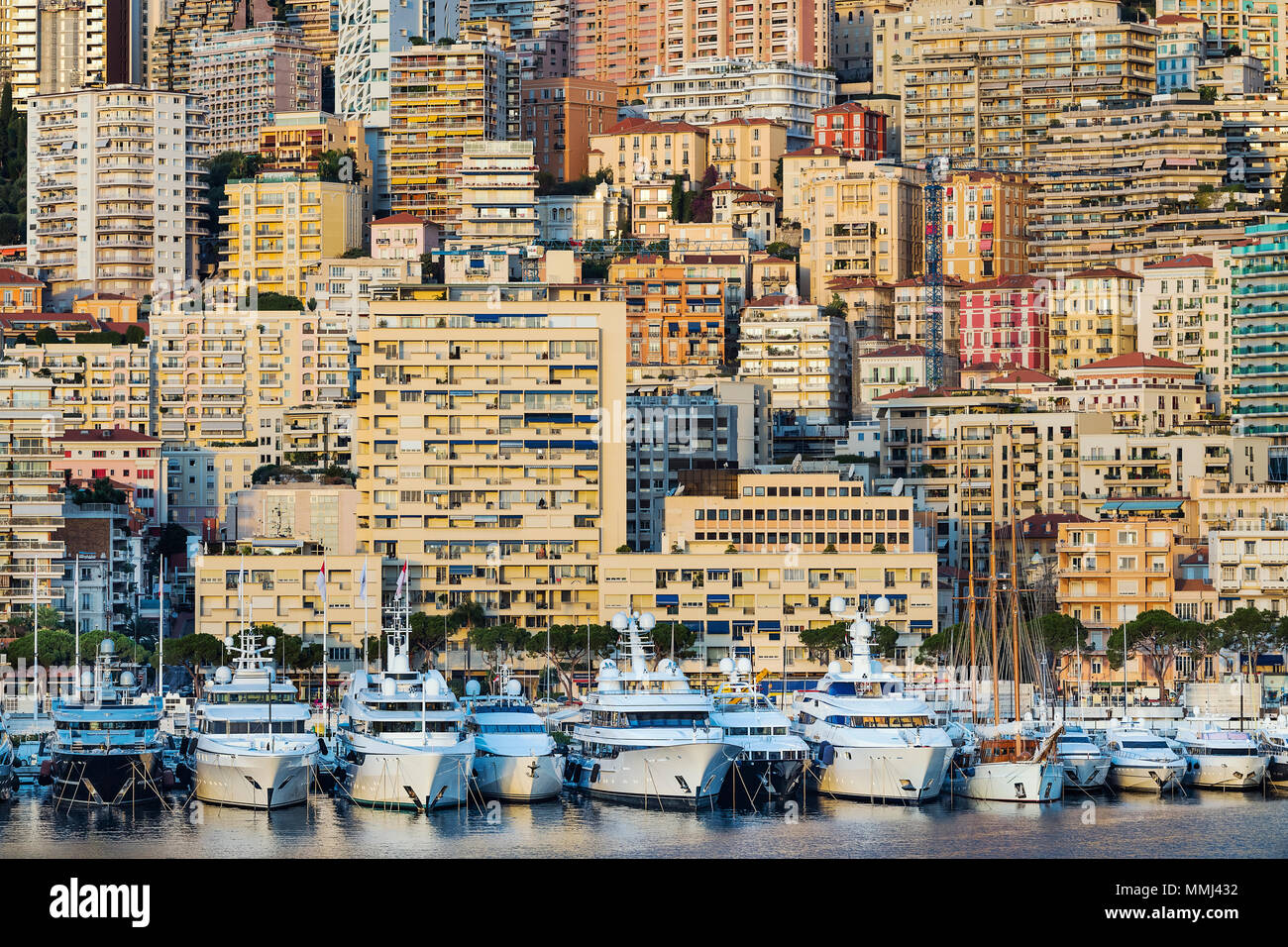 Dichten Wohnblocks und Yachten im Hafen Herkules, Monaco. Stockfoto