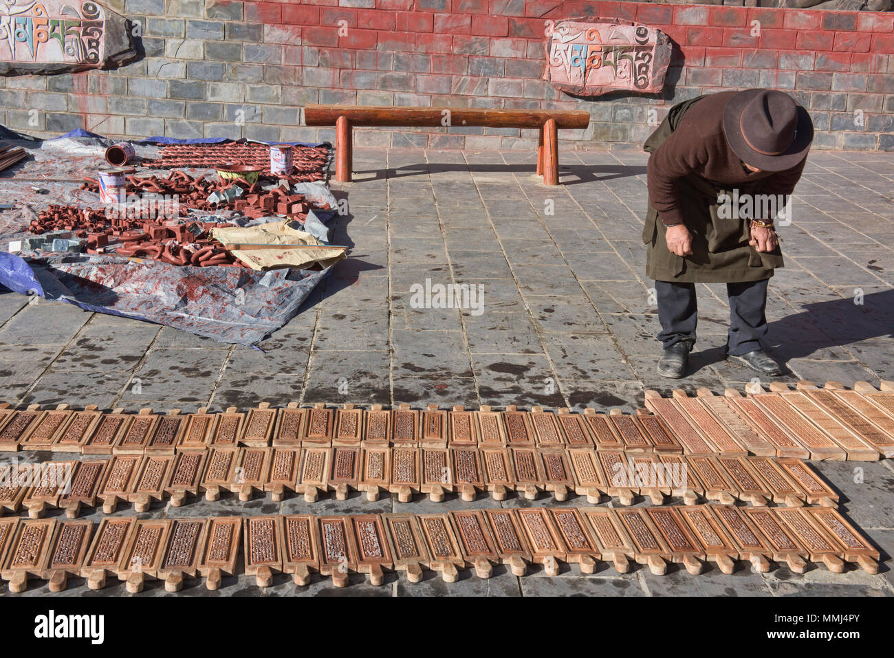 Das Trocknen von tibetischen Holzschnitten am Heiligen Bakong Schrift Druckmaschine Kloster in Dege, Sichuan, China Stockfoto