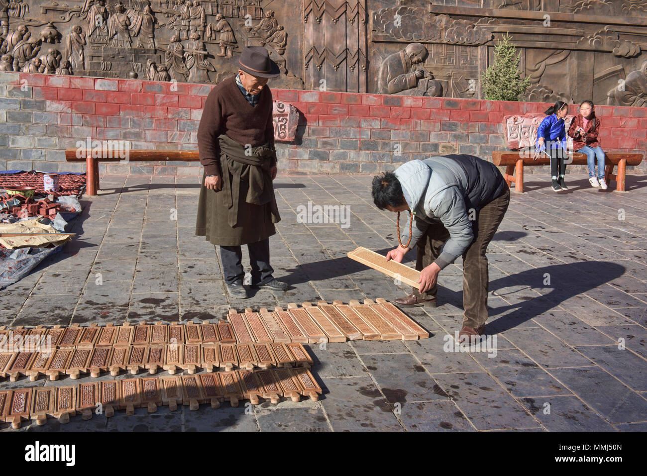 Das Trocknen von tibetischen Holzschnitten am Heiligen Bakong Schrift Druckmaschine Kloster in Dege, Sichuan, China Stockfoto