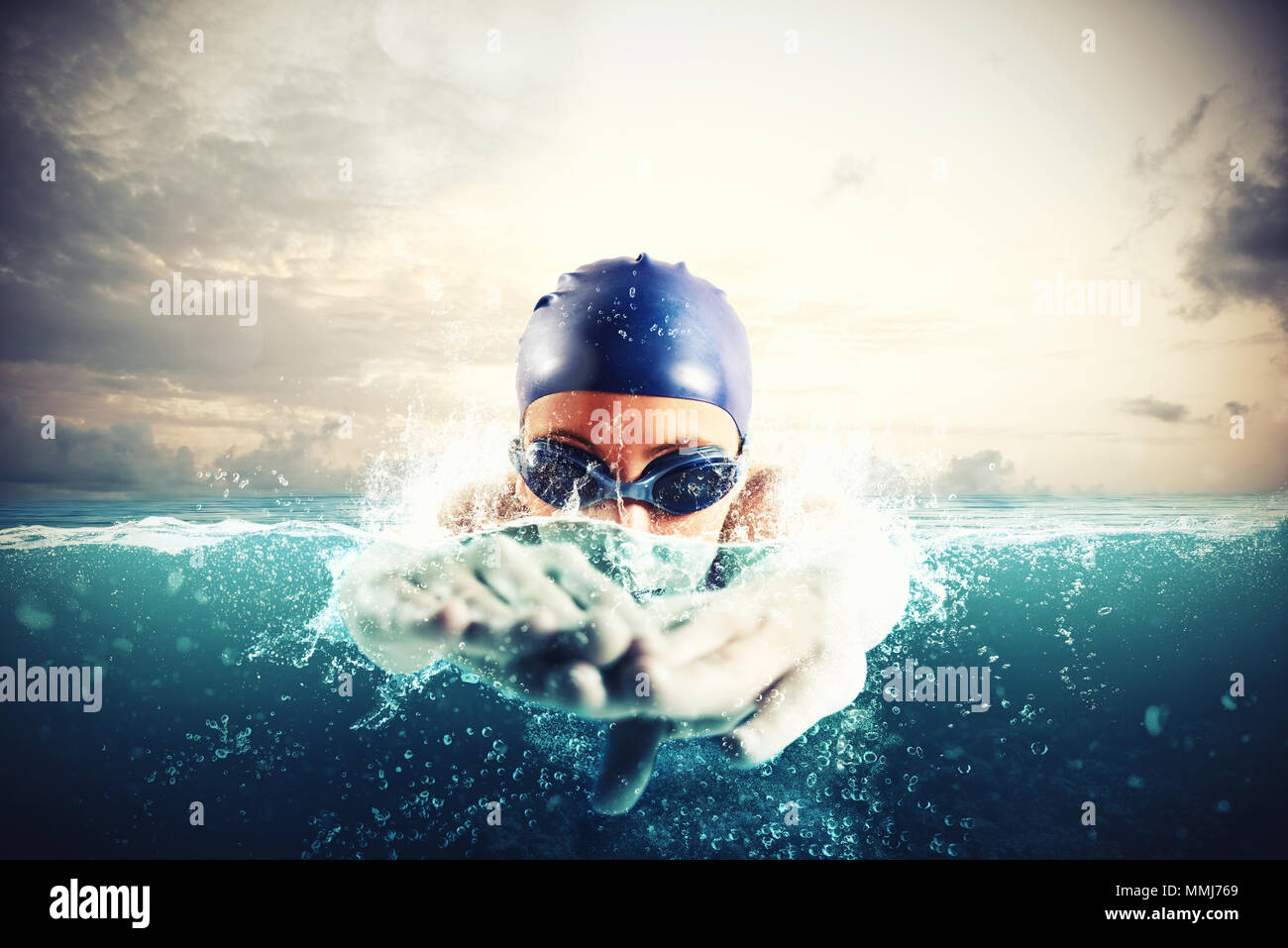 Sportler schwimmt in einem blauen tiefen Wasser Stockfoto