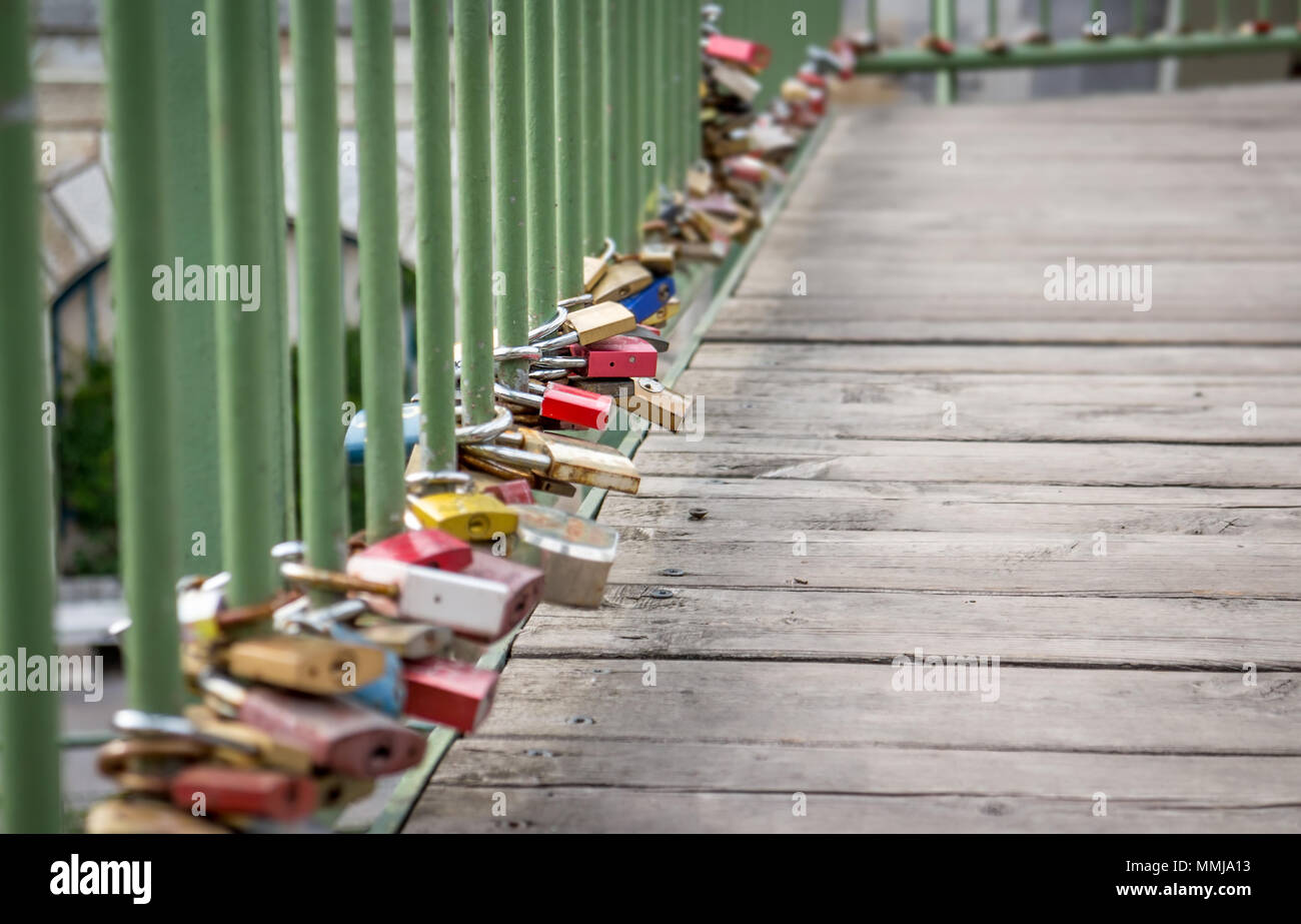 Liebe Schlösser der alten Fußgängerbrücke, Low Angle View Stockfoto